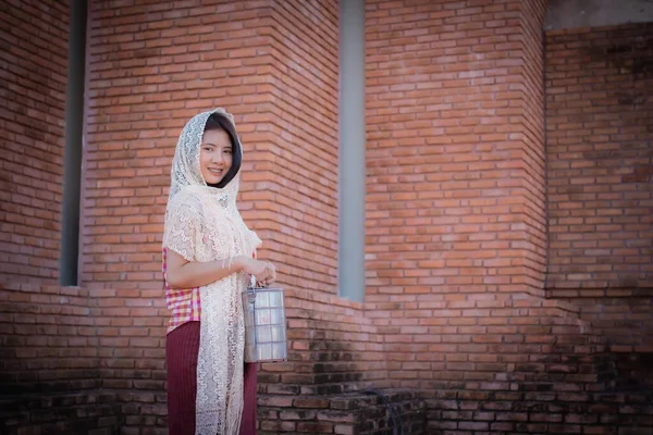 Gadis Thai Cantik Dalam Pakaian Tradisional Thai Ditutupi Dengan Kain — Stok Foto
