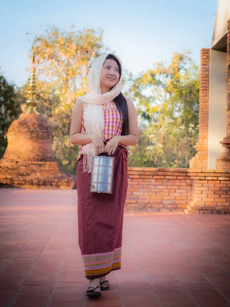 Imagen Vertical Con Una Hermosa Chica Tailandesa Vestido Tailandés Tradicional —  Fotos de Stock