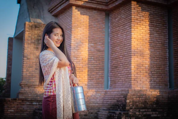 Dalam Cahaya Malam Seorang Wanita Cantik Thai Berdiri Tembakan Jarak — Stok Foto