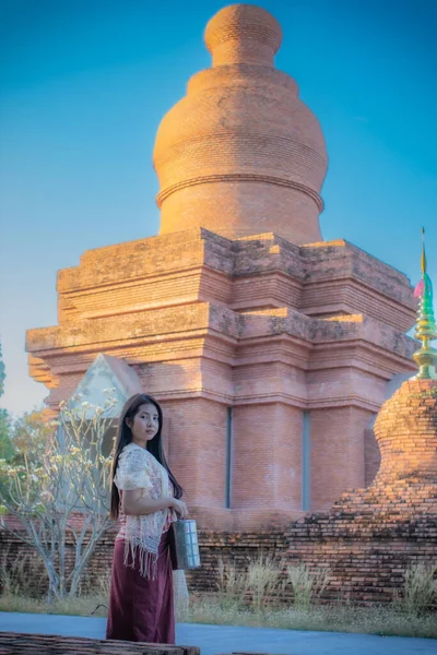 Vertical Picture Featuring Beautiful Thai Woman Dressed Traditional Attire Standing — Stock Photo, Image