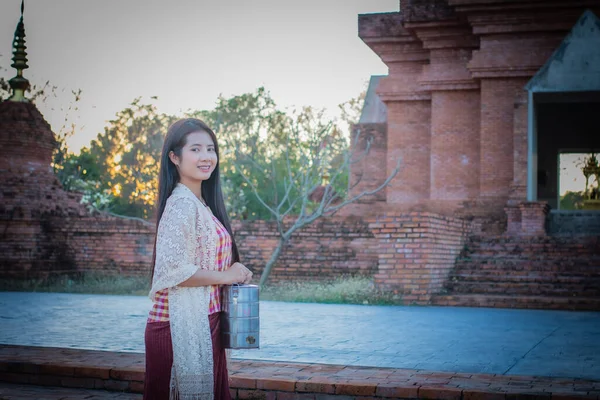Akşam Işığında Güzel Bir Taylandlı Kadın Yüzünde Bir Tebessümle Duruyor — Stok fotoğraf