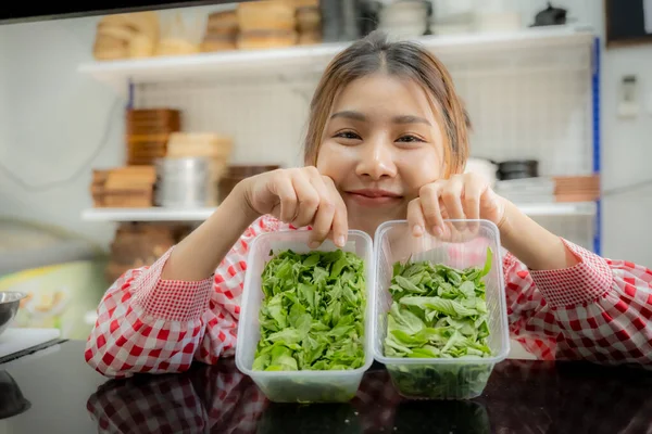 Beautiful Asian Female Farmer Shows Her Organically Grown Vegetables Table — Stock Photo, Image