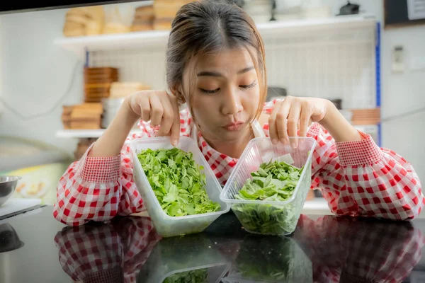 Beautiful Asian Female Farmer Enthusiastically Displays Her Organically Grown Vegetables — Stock Photo, Image