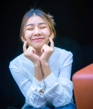 Şirin tavrı, iş kadını olarak, dijital pazarlama tarzına eğlenceli ve eğlenceli bir unsur katıyor..