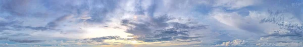 Panoramisch Uitzicht Blauwe Hemel Wolkenlandschap Met Avondzonlicht Sky Achtergrond — Stockfoto