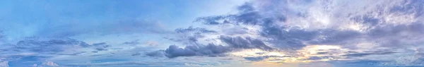 Panorama Uitzicht Blauwe Lucht Wolkenlandschap Met Avondlicht Sky Achtergrond — Stockfoto