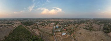 Eski pirinç tarlalarının, yeşil ağaçların ve günbatımının panoramik görüntüsü dünyanın gerçek bir harikasıdır ve herkesin hayatında en az bir kez yaşaması gereken bir yerdir..