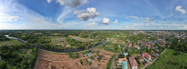 Şehrin panoramik manzarası yeşil ağaçlarla çevrili ve mavi gökyüzü nefes kesici..