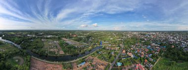 Ağaçların yemyeşil panoramik yapısı, şehirdeki binalara ferahlatıcı bir kontrastlık sağlar..