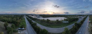 Güzel yol manzarası ve mavi gökyüzü ve akşam güneşi olan köydeki yeşil ağaçlar, Gökyüzü arka planı.