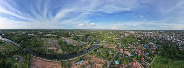 Ağaçların yemyeşil panoramik yapısı, şehirdeki binalara ferahlatıcı bir kontrastlık sağlar..