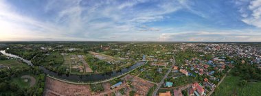 Şehir manzarası panoramik, yeşil ağaçlar ve mavi gökyüzü şehir ortamında doğayla birlikte yaşama yeteneğinin bir sembolüdür..