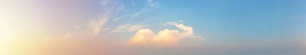 파노라마에 주황색 구름은 배경에 비추어 따뜻하고 행복하게 빛나는 것같았다 — 스톡 사진