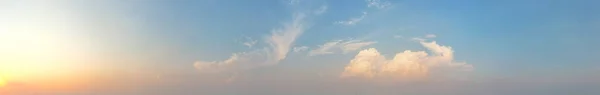 Оранжевое Облако Панораме Казалось Излучает Тепло Радость Мирной Голубой Неба — стоковое фото