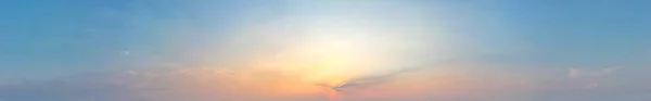 Den Panoramautsikt Över Den Vackra Orange Moln Med Solnedgång Ljusblå — Stockfoto