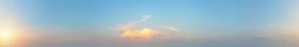 Nube Anaranjada Panorama Proporcionó Contraste Impresionante Contra Cielo Azul Teñido —  Fotos de Stock