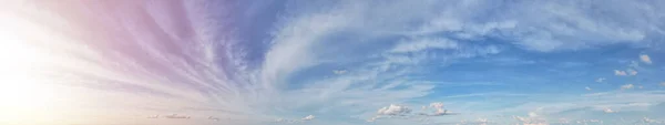 Vista Panorámica Las Nubes Cirrostratus Con Luz Del Sol Cielo — Foto de Stock