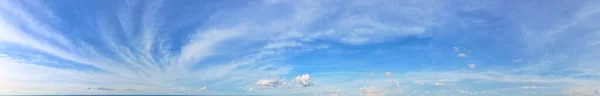 パノラマの澄んだ青い空に対する繊細な賢明なCirrostratus Cloudは 静かで平和な雰囲気を作り出しました 空の背景 — ストック写真