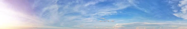파노라마처럼 전망대에 Cirrostratus 구름을 통과하여 흐르는 햇빛은 그림자의 연극을 만들어 — 스톡 사진
