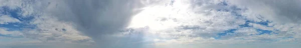 Panorama Krásné Plně Šedé Mraky Modrou Oblohou Sky Pozadí — Stock fotografie