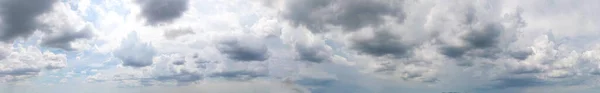 パノラマビューの暗い灰色の雲と青い空のコントラストは 自然の芸術性 空の背景の証でした — ストック写真