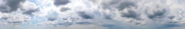 Náladová Atmosféra Vytvořená Tmavě Šedými Mraky Kontrastujícími Modrou Oblohou Panoramatu — Stock fotografie