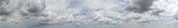 Diepe Rijke Tinten Van Grijze Wolken Tegen Helderblauwe Hemel Zorgden — Stockfoto