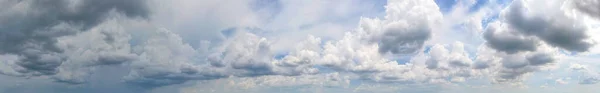 空の明るい青色に対する雲の深い灰色は パノラマビューで印象的なコントラストを作り出しました 空の背景 — ストック写真