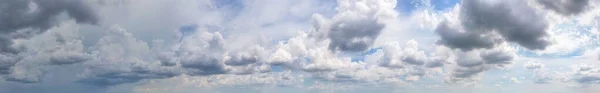 Panorama Las Nubes Grises Oscuras Contrastadas Con Cielo Azul Era —  Fotos de Stock