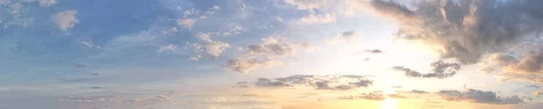 Золотой Оттенок Солнечного Света Фоне Голубого Неба Облаков Панораме Захватывающим — стоковое фото