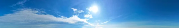 Яркое Ясное Голубое Небо Панораме Обеспечивает Идеальный Холст Белых Облаков — стоковое фото