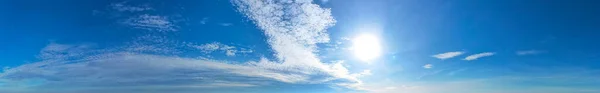 Πανοραμική Θέα Του Πανέμορφου Καταγάλανου Ουρανού Άσπρα Σύννεφα Και Λευκό — Φωτογραφία Αρχείου
