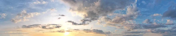 Den Blå Himlen Och Fluffiga Moln Gjorde Solljuset Panorama Ännu — Stockfoto