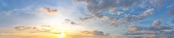 青い空と白い雲に対する太陽の光の柔らかな暖かい輝きは 穏やかなパノラマを作り出しました 空の背景 — ストック写真
