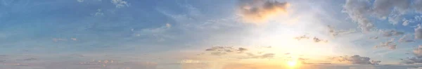 Panoramautsikten Över Det Vackra Solljuset Med Moln Och Blå Himmel — Stockfoto