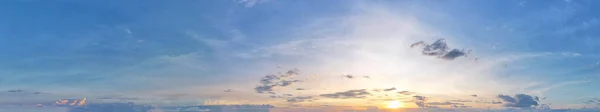 蓝天和深蓝色的云彩为美丽的落日全景 天空的背景提供了一个戏剧性的背景 — 图库照片
