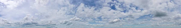 Contraste Las Nubes Grises Oscuras Contra Cielo Azul Proporcionó Telón —  Fotos de Stock