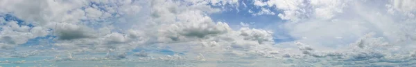 青空と美しく対照的な濃い灰色の雲のパノラマビューは見ものでした 空の背景 — ストック写真