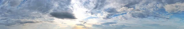 Потрясающий Вид Закатного Неба Красивыми Красками Нарисованными Панораме Захватывающим Небесный — стоковое фото