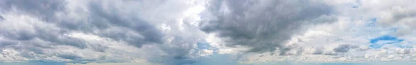 Panorama Nubes Grises Oscuras Contrastan Maravillosamente Con Cielo Azul Fondo — Foto de Stock
