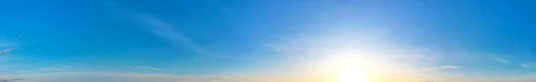 Panorama Hermoso Cielo Azul Claro Con Gran Luz Del Sol — Foto de Stock