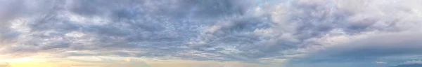 大群美丽的云彩被落日的光芒照射 天空的背景 — 图库照片