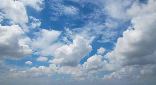 Enormes Nubes Blancas Perturbadas Maravillosamente Través Del Cielo Fondo Del — Foto de Stock