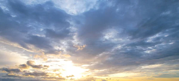 美しい朝の太陽が青い雲の上に輝いて快適さを感じさせる 空の背景 — ストック写真