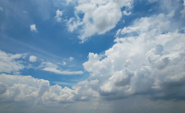 Grupos Masivos Nubes Que Funden Maravillosamente Cubren Cielo Con Ligh — Foto de Stock