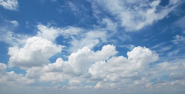 Hermosas Nubes Blancas Cubren Cielo Dando Una Sensación Paz Fondo — Foto de Stock