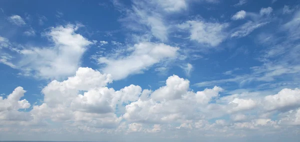 Hermosas Nubes Blancas Contra Cielo Azul Por Tarde Fondo Del — Foto de Stock