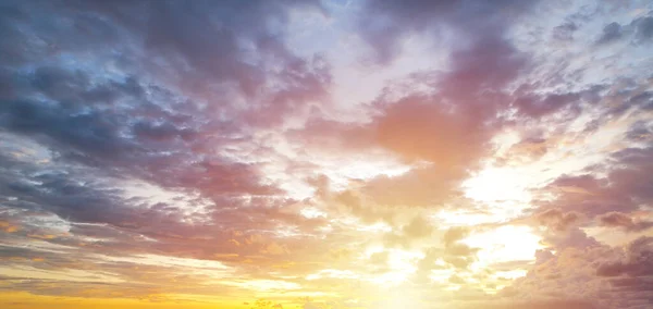 美丽的蓝云映衬着黄昏的太阳 天空背景 — 图库照片