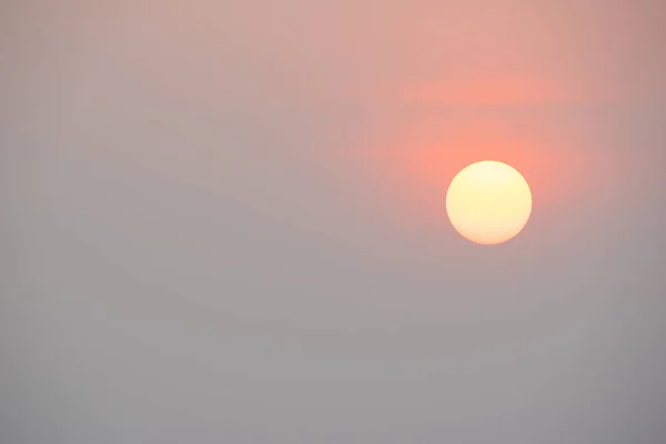 Himlen Lyser Med Intensiva Nyanser Rött Och Orange När Solen — Stockfoto