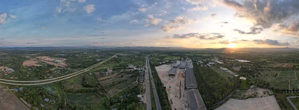 Panoramatický Výhled Krásnou Krajinu Zelená Pole Nimi Hora Večerním Sluncem — Stock fotografie
